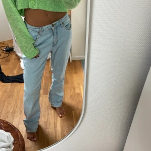 Lågmidjade jeans - Ljusblå Lågmidjade lite baggy jeans. Köpta second hand men skulle gissa på att storleken är ca S
