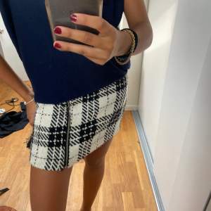 Super söt kjol med snyggt bälte i storlek S från zara🩷