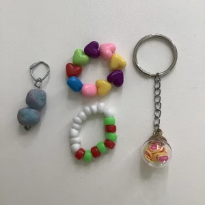 Ringar och nyckelringar  - Ringar 5kr st och nyckelringar 15kr och den blåa 7kr. Allt för 20kr. Kontakta gärna mig vid köp.