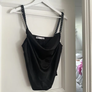 Cool topp - Från Zara!! Använd vid tillfället på bilden skitcoola straps