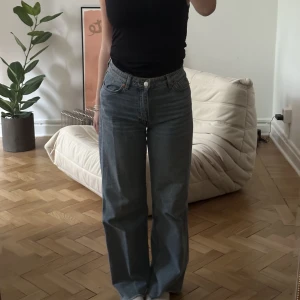 Jeans  - Klippta nertill så att de ska passa min längd (är 160 cm och vanligtvis en XS/S)