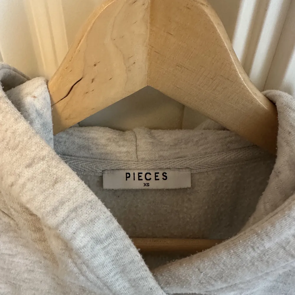 Ljusgrå hoddie som inte är så använd från pieces, säljs pågrund av att den inte kommer till användning . Tröjor & Koftor.