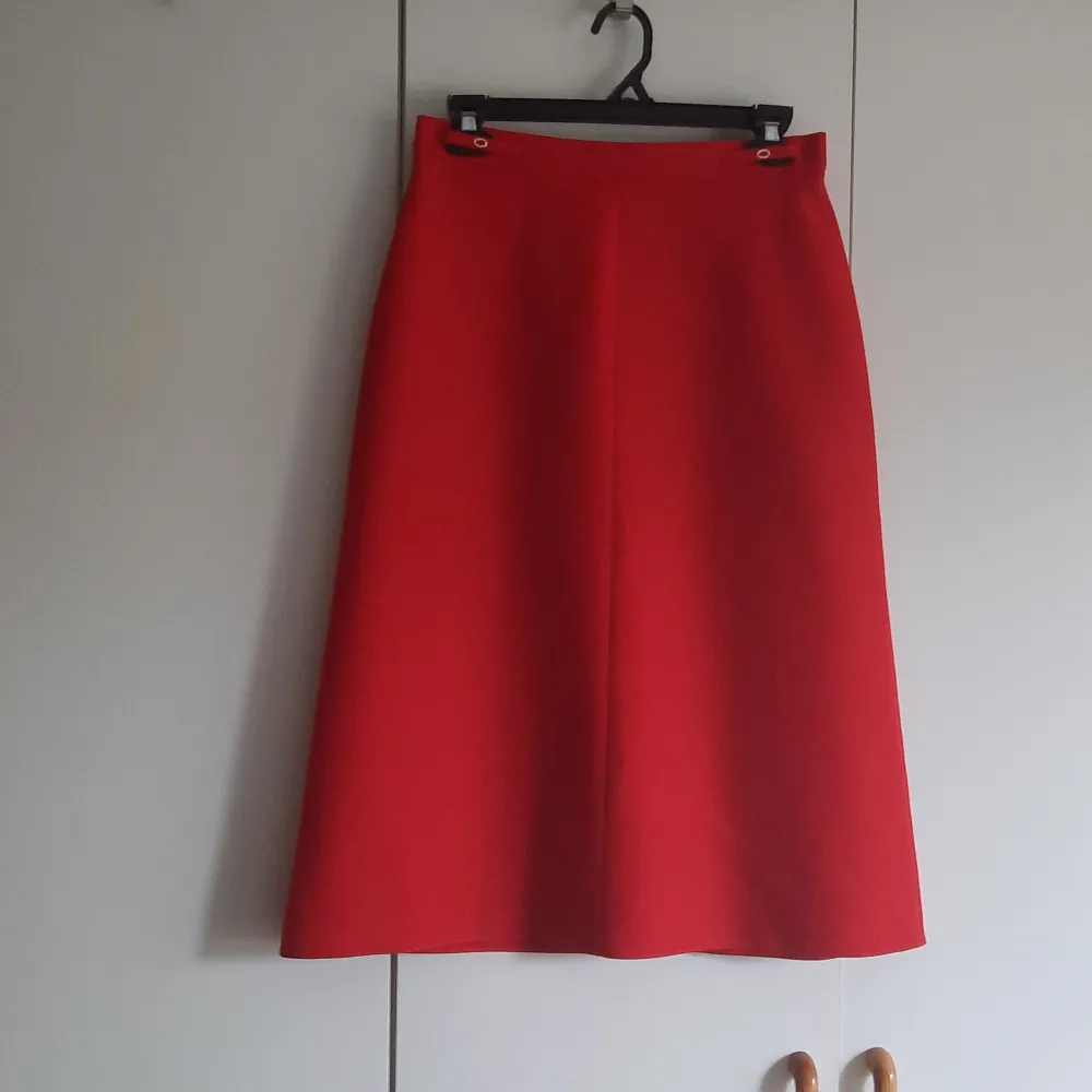 Röd vintage kjol. Lite A-linje / pennformad. Väldigt fin och färgsprakande. Ger en väldigt smickrande form. . Kjolar.