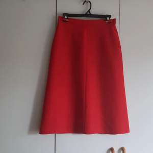 Röd vintage kjol. Lite A-linje / pennformad. Väldigt fin och färgsprakande. Ger en väldigt smickrande form. 