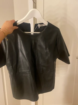 Skinn t-shirt - Assnygg skinn t-shirt från Carin Wester !! 😍❤️ 