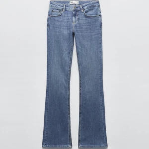 Bootcut jeans  - Jeans från zara bara använd en gång då dom inte riktigt satt så bra på mig ! 💗💗 strl 38 men skulle passa 36 oxå (små storlekar) 💗skriv för privata bilder 