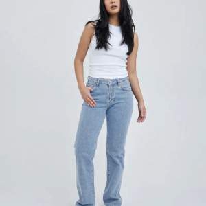 Lågmidjade jeans från Bikbok. Storlek - waist 25 - length 32. Nypris - 699 kr. Säljer pga för små🫶🏼