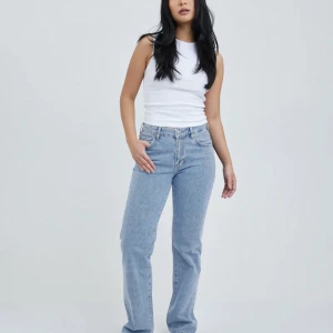 Low waist jeans - Lågmidjade jeans från Bikbok. Storlek - waist 25 - length 32. Nypris - 699 kr. Säljer pga för små🫶🏼