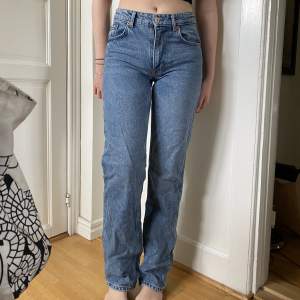 Mid waist jeans från zara i storlek 36, fint skick! Säljes på grund av att jag inte använder 😊 De sitter bra på mig som är ungefär 170 lång! 