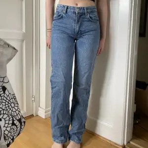 Mid waist jeans från zara i storlek 36, fint skick! Säljes på grund av att jag inte använder 😊 De sitter bra på mig som är ungefär 170 lång! 