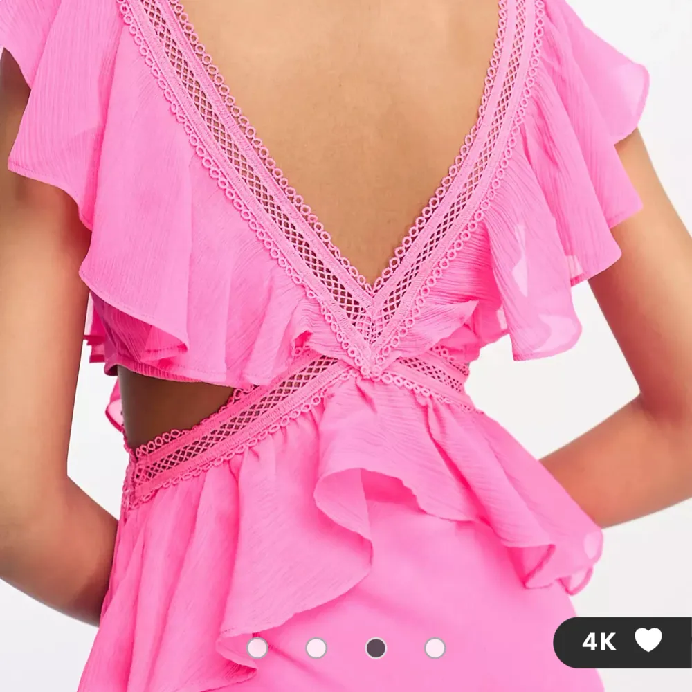 Jättefin rosa maxiklänning med cut out. Prislapp kvar och inte använd!! Har klänning i både 36 & 38. Klänningar.