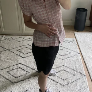 Carin Wester Kjol - Säljer denna skitsnygga Carin wester kjolen!! Denna kjolen passar till allt och tilla alla stilar. Storlek XS, sitter super på mig som är 160 cm men passar även den som är något längre/korstare.  