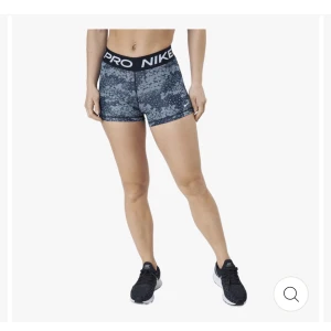 Träningstights - Säljer dem långa byxorna från nike pro i detta mönster!! Aldrig använda