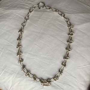 Isabel marant halsband - Fett snyggt Halsband från isabel markant som tyvärr inte kommer till användning. Nypris va ca 1800+ Pris kan diskuteras  Made of: brass, glass. Fake pearl 