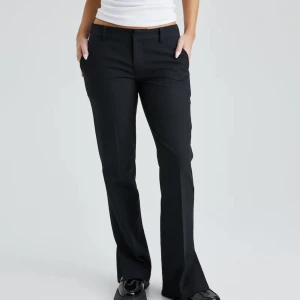 Lågmidjade kostymbyxor  - Jag säljer nu mina helt oanvända lågmidjade kostymbyxor ifrån bikbok i storlek 36 då dom var lite för små för mig 🌸 Det är i normal längd och i modellen ”vera”   Hör av er för frågor💗