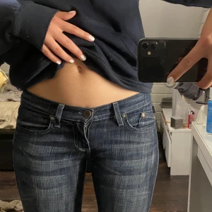 Låga raka/bootcut jeans - Låga. Midja 72cm, innerbenslängd ca80. Skitsnygga säljer endast då de är för små (26 midja). Inte helt bootcut utan lite mer rak. Skriv för mer bilder/mått. Köpta för 300. Felfritt skick. Assnygga detaljer💋  Jättemånga som skrivit försöker svara eftersom!