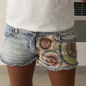 Jeans shorts  - Skit balla jeans shorts, jätte coola detaljer🥰🙌🏼