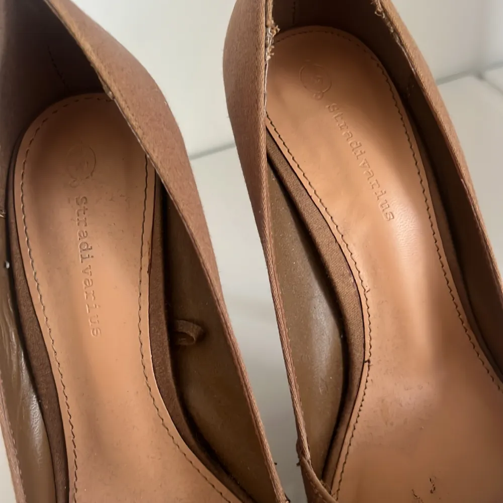 Snygga skor med hög klack från stradivarius. I fin brun färg. Använda en gång. Storlek 36. . Skor.