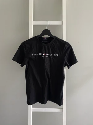 Tommy hilfiger t-shirt  - Tommy hilfiger t - shirt, använd några gånger men fortfarande i bra skick. Har bara ingen användning för denna längre. Köpt för 500kr.  Läs min bio !