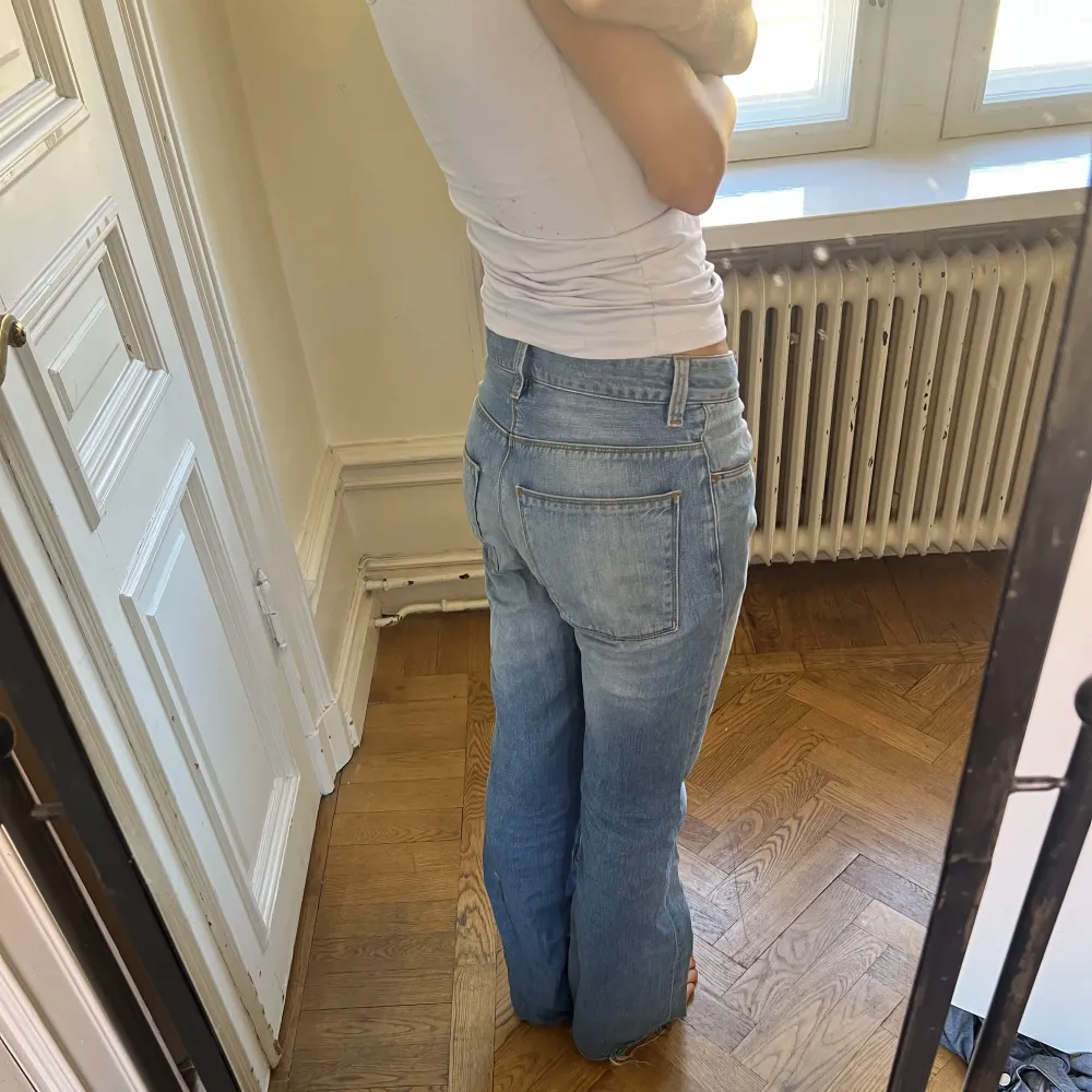 Straight/utsvängda jeans från Whyred köpta vintage. Super fräsch ljusblå tvätt. . Jeans & Byxor.
