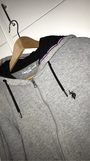 Kofta - Grå polo kofta