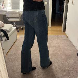 Ett par mörkblåa jeans i straight/baggy passform från bikbok. Pris kan diskuteras<3