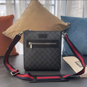 Gucci Messenger bag  - Hej, väskan fick jag som student present men eftersom jag har bytt stil vill jag sälja den den är såklart äkta och box och dustbag medkommer självklart.