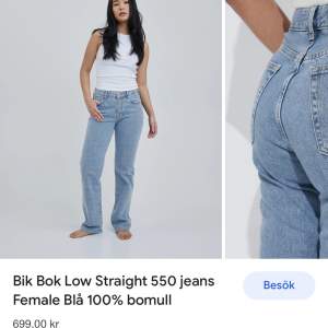 Blåa lågmidjade jeans från Bikbok  Fint o bra skick också avklippta nertill 