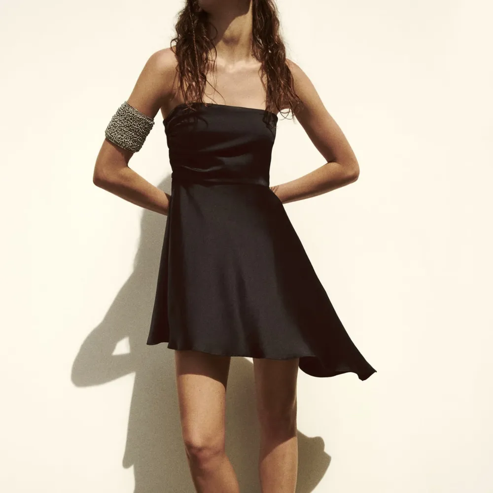 Svart axelbandslös klänning från Zara! Aldrig använd! Slutsåld på hemsidan!. Klänningar.