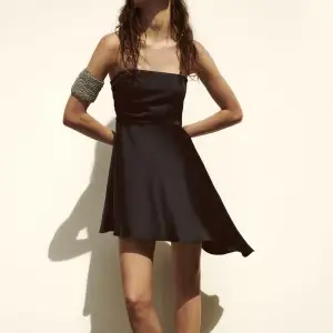 Svart axelbandslös klänning från Zara! Aldrig använd! Slutsåld på hemsidan!