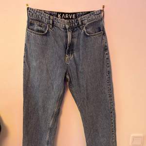 Jag säljer min ganska använda Karve jeans som tyvärr har blivit försmå för mig. Dem är Baggy och otroligt sköna och det finns inga defekter. 