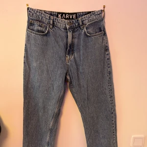 Karve Jeans - Jag säljer min ganska använda Karve jeans som tyvärr har blivit försmå för mig. Dem är Baggy och otroligt sköna och det finns inga defekter. 