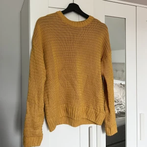 Stickad tröja - Senapsgul stickad tröja perfekt till hösten🍂 Kommer inte till användning längre! Säljer för 120kr och köparen står för ev frakt 