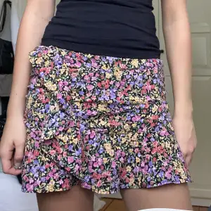 Jag säljer denna as snygga kjol med blommönster. Säljer på grund av att den är för liten i midjan på mig. Om ni har några fler frågor är det bara att skriva💕💕