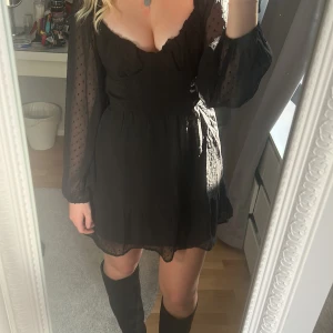 Oanvänd klänning  - Söt klänning från hm, prislapp kvar!💗är 172cm.