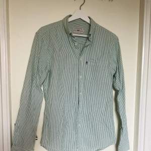 Säljer denna grönvit randiga Lexingtonskjorta i storlek Small. Den är använd endast ett fåtal gånger men som det visas på bild 3 så saknas det tyvärr en knapp men detta bör vara enkelt att åtgärda samt att det inte syns vid användning💞💞