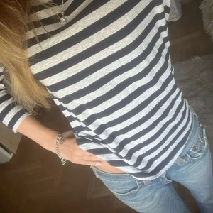 off-shoulder tröja - Assnygg tröja som inte kommer till användning längre! 💘 Har inga synliga defekter! 💞 