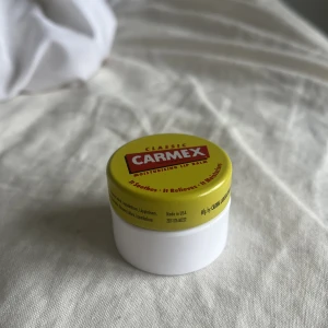 Carmex - Jag säljer en helt oanvänd carmex burk som är ett återfuktande läppbalsam som är jättebra för läpparna, säljer då jag aldrig kommer använda det då jag har andra🤍☺️Säljer för 30kr