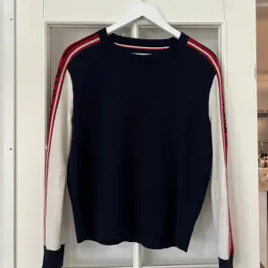 En blå/vit/röd Sweater 💫Pris kan diskuteras. Alla kläder kommer självklart tvättas en extra gång innan leverans📦