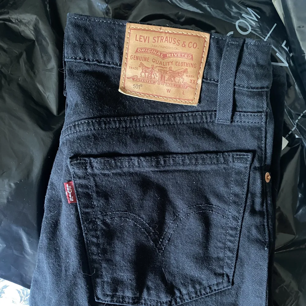 Jeans från Levi’s i modellen 501 CROP BLACK SPROUT. Använda ett fåtal gånger. Fint skick. Storlek 26/28. . Jeans & Byxor.