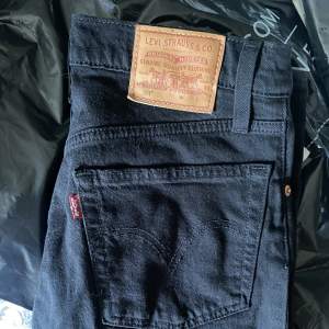 Jeans från Levi’s i modellen 501 CROP BLACK SPROUT. Använda ett fåtal gånger. Fint skick. Storlek 26/28. 