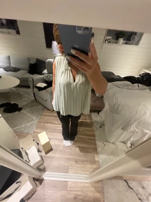 Blus  - En super söt grön blus ifrån H&M ! Lägg gärna prisförslag 