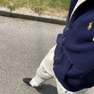 Raulph Lauren zip-hoodie - Säljer min marinblåa zip-hoodie pga att jag köpte fel storlek. Skick: jättefint skick och använd bara några gånger. 