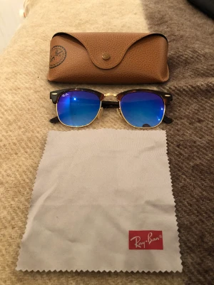 Ray-ban Clubmaster - Säljer lätt använda clubmasters med blåa linser. Nypris 2100kr