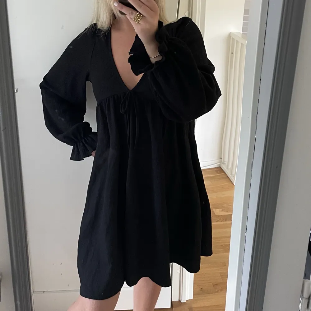 Fin svart klänning i storlek M! Använd få gånger :) . Klänningar.