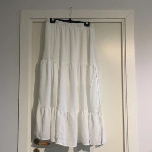 Vit långkjol - Vit långkjol i nyskick från Cider - endast testad - storlek L men sitter som en S/M - Kjolen är väldigt luftig och har även en slit på sidan