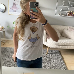 Ralph Lauren t-shirt - Säljer min otroligt söta Ralph Lauren T-shirt med en nalle på😍🙏🏼 Tveka inte vid frågor eller vid intresse💞