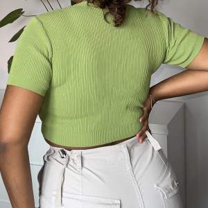 Grön kort tröja, den är i storlek L men snarare mer en M 