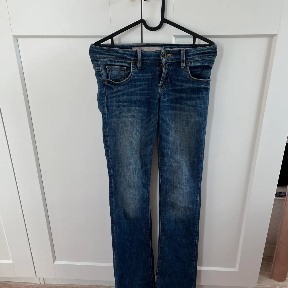 Jättefina lågmidjade jeans ifrån Guess ⭐️ storlek: 24 längd: jag är 164 och de är perfekt i längd💕 Kontakta för fler bilder på plagget!💞 Köparen står för frakt! . Jeans & Byxor.