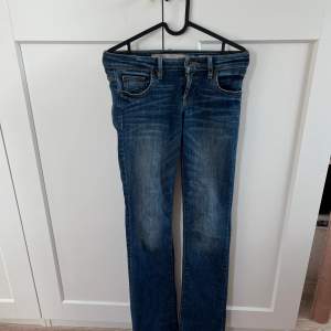 Jättefina lågmidjade jeans ifrån Guess ⭐️ storlek: 24 längd: jag är 164 och de är perfekt i längd💕 Kontakta för fler bilder på plagget!💞 Köparen står för frakt! 